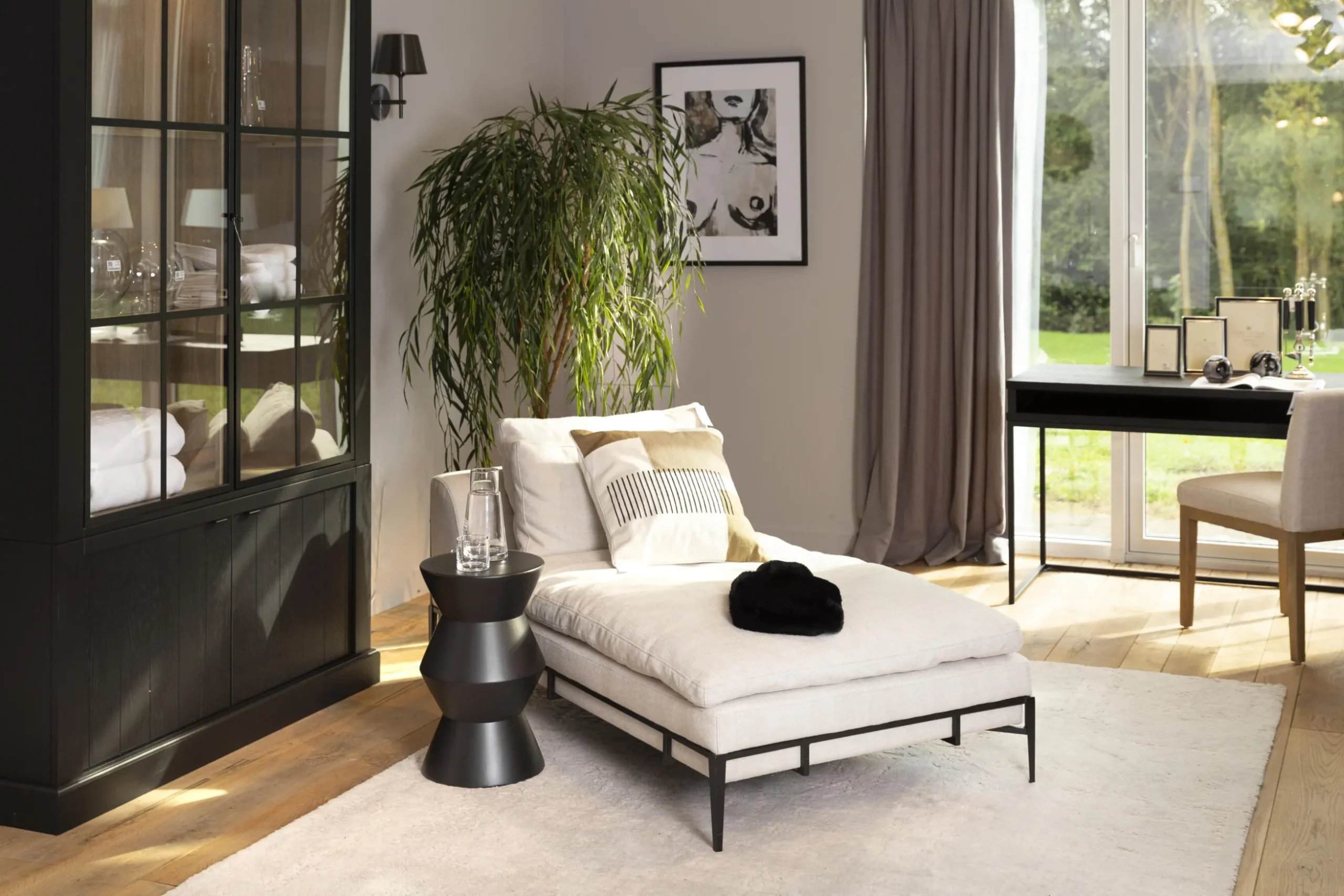 Floria, Lounge Chair, Natural Linen And Black Metal